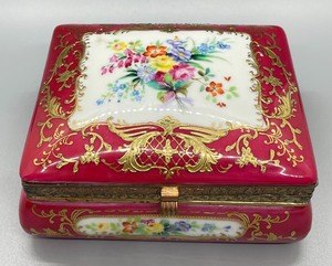 lot 283 image: Hand Painted Chubu China Trinket Box