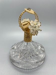 lot 148 image: Glamorous Detailed Glass Perfume Bottle