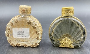 lot 322 image: 2 Pretty Perfume Bottles
