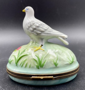 lot 326 image: Artoria Limoges of France Trinket Box