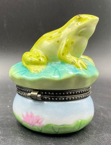 lot 325 image: Magic Frog Trinket Box