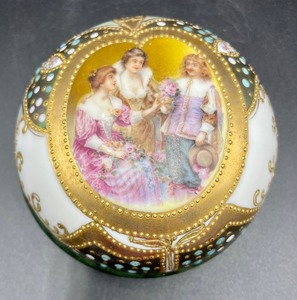 lot 320 image: A K of France Trinket Box