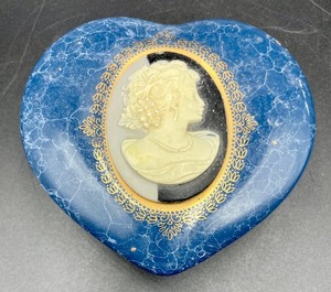 lot 332 image: Mount Clemens Pottery Trinket Box