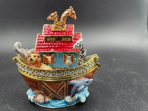 lot 292 image: Noahs Ark Trinket Box with Matching Necklace