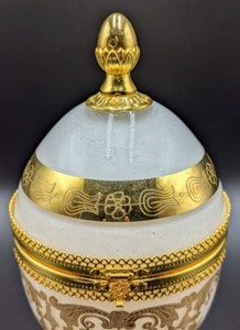 lot 4 image: Lovely Interglass Hand Blown Glass Egg with Beautiful 24K Gold Painted Design