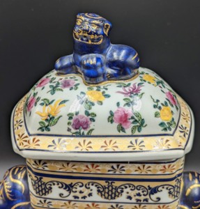 lot 20 image: Beautiful Painted Chinese Covered Jar with Figural Foo Dog Handles and Top