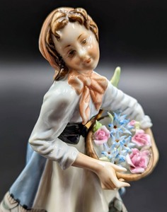 lot 151 image: Andrea by Sadek Vintage Porcelain Figurine