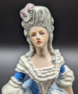 lot 153 image: Goebel Marie Antoinette Porcelain Figurine