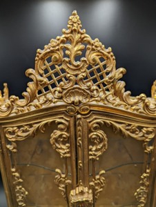 lot 179 image: Petite Antique Trinket Display Case