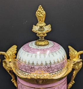 lot 357 image: Antique Swan Handled Porcelain Vase