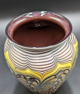 lot 380 image: Beautiful Art Glass Vase