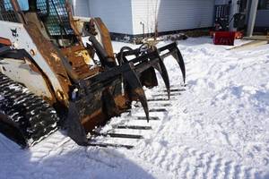 lot 19 image: Universal Mount Bobcat Skid Loader Skid Steer 66 Forked ManureStraw Grapple Bucket