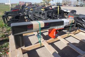 lot 15 image: Brand New Grey Wolf Brand Universal Mount Bobcat Skid Loader Skid Steer Hydraulic Log Splitter Attachment
