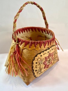 lot 7 image: Handcrafted Handled Birch Basket