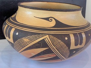 lot 22 image: Large Vintage Southwestern Style Pottery Bowl
