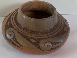 lot 23 image: Vintage Southwestern Native American Pottery Vessel