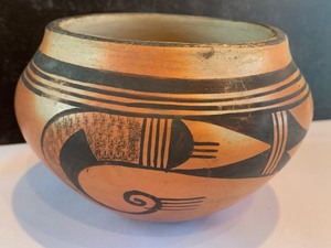 lot 52 image: Vintage Native American Pottery Bowl