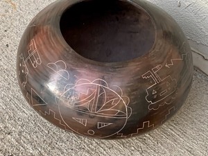 lot 58 image: Pottery Vessel by Diane Wade