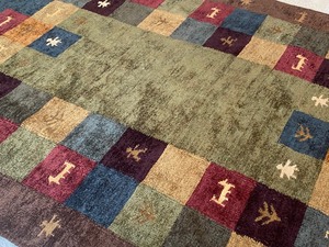 lot 99 image: Beautiful Area Rug