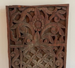 lot 120 image: Vintage Carved Wooden Decor