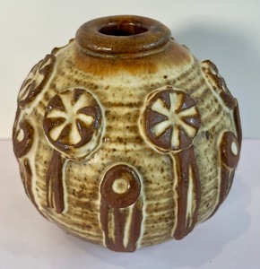 lot 114 image: 4 Pretty Pottery Pieces