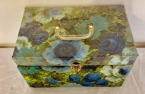 lot 264 image: Vintage Floral Sewing Box