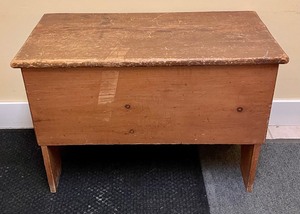 lot 468 image: Vintage Wooden Storage Bench