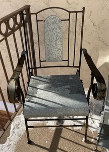 lot 395 image: Fun Metal Table and Chairs