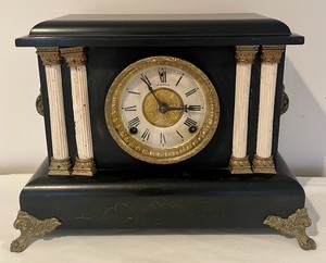 lot 440 image: Vintage Mantle Clock by Sessions