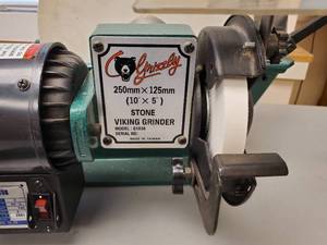lot 405 image: Awesome Grizzly WetDry Viking Grinder Model G1036