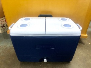 lot 92 image: New or Like New RUBBERMAID Rolling Cooler