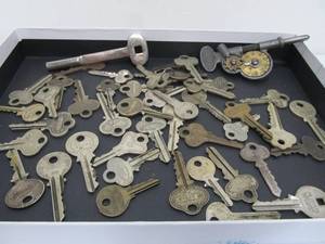 lot 38 image: Lot of Vintage & Antique Keys