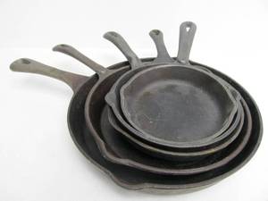 lot 109 image: Lot of 5 Assorted Brand Cast Iron Skillets