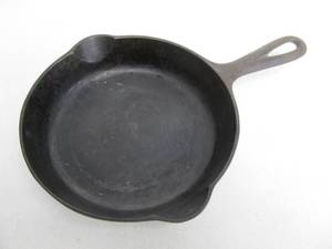 lot 110 image: Vintage GRISWOLD Cast Iron No. 3 - 709E Skillet