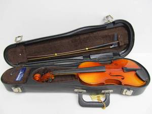 lot 114 image: Vintage Japanese Suzuki 14 Violin wCase & Bow
