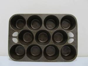 lot 154 image: Vintage Unmarked Wagner Ware Style Cast Iron Muffin 11 Pocket Oven Pan