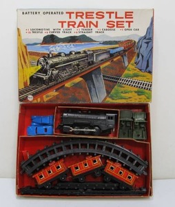 lot 183 image: Vintage Marx Train Set Trestle Train Set