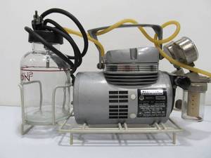 lot 198 image: Working Thomas Industries PressureSuction Medical Pump Model 150-1
