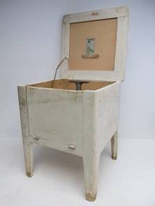 lot 235 image: Antique Walling Mfg Company Saint Paul Shine-Rite Shoe Shine Box