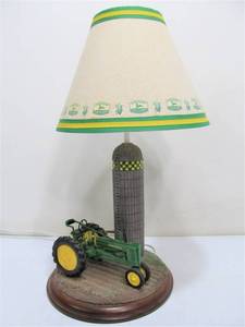 lot 244 image: Danbury Mint JOHN DEERE Tractor Lamp