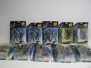 lot 253 image: Lot of 10 X-FILES Series 1 McFarlane Action Figures