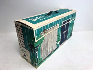 lot 135 image: Complete Vintage 1960s BARBIE Dream House