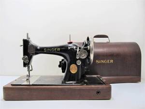 lot 298 image: Nice Vintage 1930s SINGER Portable Sewing Machine