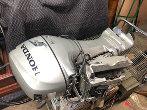 lot 1 image: Very Nice HONDA Power Thrust Power Tilt 4 Stroke 8hp Outboard Motor