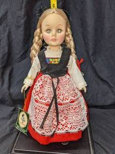 lot 122 image: Grette Norwegian Girl Doll, Geppeddo Dolls of the World