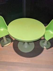 lot 81 image: Barbie Size Bathtub & Table wChairs