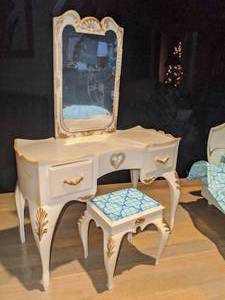 lot 84 image: Barbie Size Bedroom Furniture