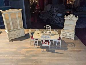 lot 85 image: Barbie Size Dining Room Furniture