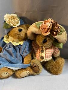 lot 200 image: Cottage Collectibles & Boyds Bear Plush Bears