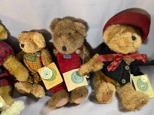 lot 201 image: Boyds Bears & Cottage Collectibles Bears and More